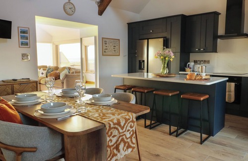 Holyhead Cabaña | CUDDFAN, family friendly, character holiday cottage in Llanfachraeth