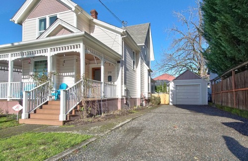 McMinnville Casa | Culinary + Wine Delights on Your Doorstep | Dog-Friendly House + Yard