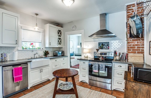 Fort Worth Cultural District Casa | Cultural district bungalow steps from Dickies arena