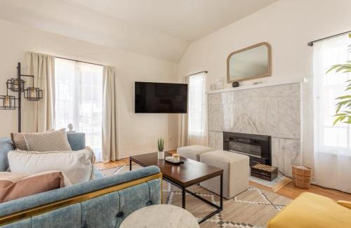 Carlson Park Casa | Culver City 1920s Bungalow on Shady Cul-du-Sac