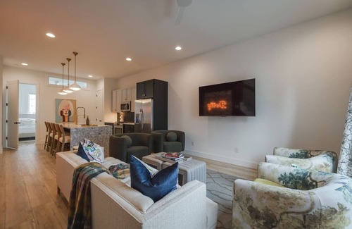 East Bank Apartamento | Cumberland Social I Rooftop Hot Tub!