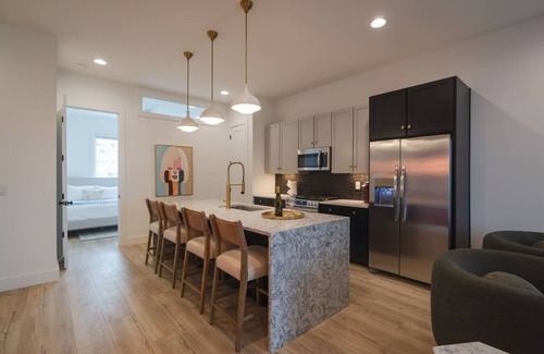 East Bank Apartamento | Cumberland Social I Rooftop Hot Tub!