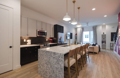East Bank Apartamento | Cumberland Social I Rooftop Hot Tub!