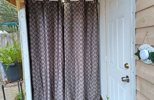 Westside Cabina | Cupcake Cabin Mini 1-bed 1 bath getaway in Jacksonville