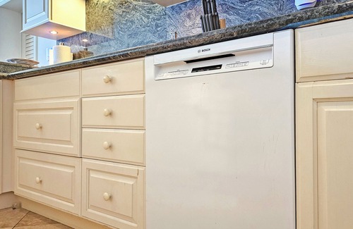 Diamond Head - Kapahulu - St. Louis Condominio | Current Photos are PRE Full Remodel - Condo Reopens Renovated December 1st 2025
