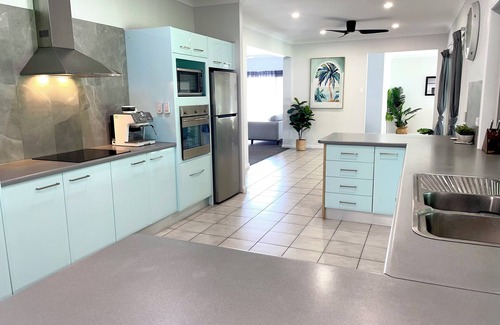 Currumbin Waters Casa | Currumbin Creek Waterfront Oasis! Tennis court, pool, pontoon, 5mins to beach! n