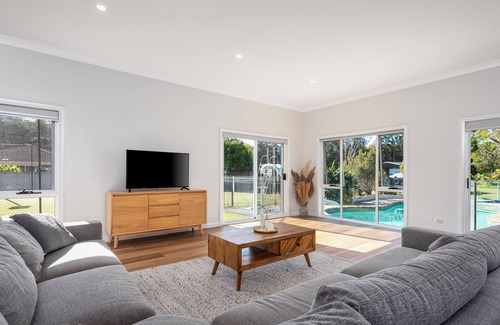 Currumbin Waters Casa | Currumbin Creek Waterfront Oasis! Tennis court, pool, pontoon, 5mins to beach! n