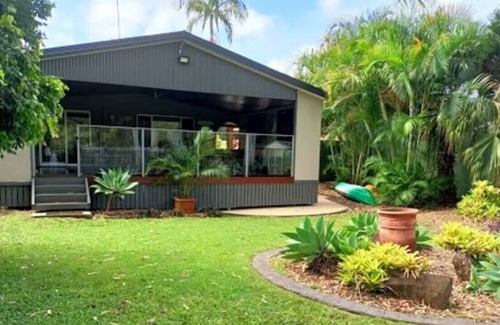 Currumbin Waters Casa | Currumbin Creek Front - Tropical & Private with Pool