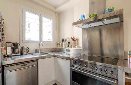 Saint-Vincent-de-Paul Apartamento | Curves & Colours, by Veeve
