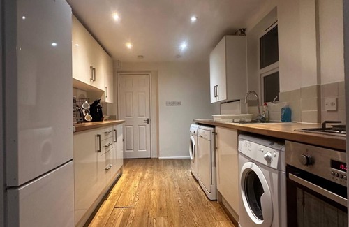 Reading Casa | Curzon St - 4 Beds, Sleeps 7 with Street Parking