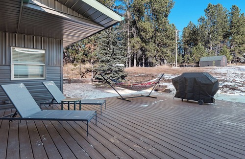 Custer Casa | Custer Gem! 6 Bedrms - Hot Tub, Steam Shower, AC, Fire Pit, 3 Sides Natl Forest