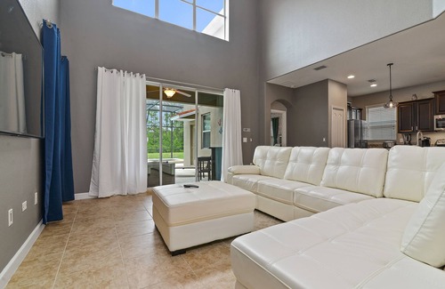 West Kissimmee Casa | CUSTOM A/C THEATER ROOM, 5bedrms 5bath- 3 King suites, Two 1st floor King suites