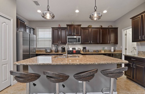West Kissimmee Casa | CUSTOM A/C THEATER ROOM, 5bedrms 5bath- 3 King suites, Two 1st floor King suites