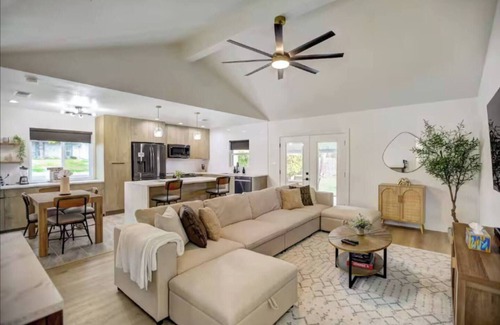 North Austin Civic Association Casa | Custom Designer Home. Sleeps 9. Close to domain Q2