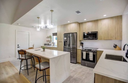 North Austin Civic Association Casa | Custom Designer Home. Sleeps 9. Close to domain Q2