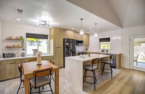 North Austin Civic Association Casa | Custom Designer Home. Sleeps 9. Close to domain Q2