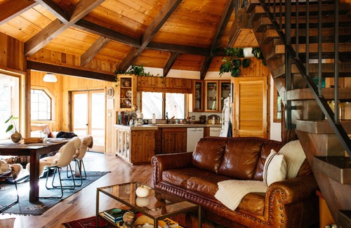 Pine Cove Chalet De Esquí | Custom Dodecahedral Cabin set amid a peaceful neighborhood in Idyllwild, CA.