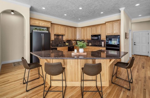 Deschutes River Woods Casa | Custom Home ~ 10 Mins to Downtown Bend ~ Private Hot Tub ~ Game Room