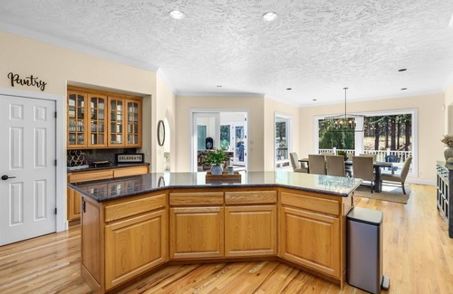 Deschutes River Woods Casa | Custom Home ~ 10 Mins to Downtown Bend ~ Private Hot Tub ~ Game Room