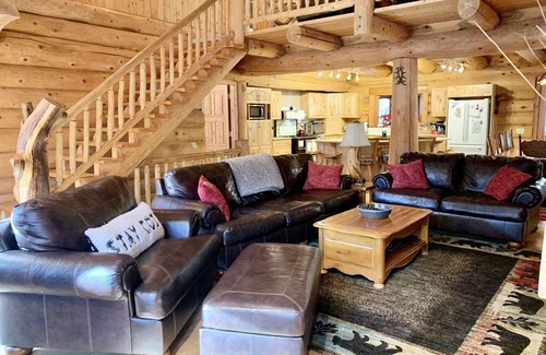 Parks Cabina | Custom Log Cabin in the Pines with all the Amenities & Views