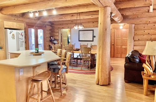 Parks Cabina | Custom Log Cabin in the Pines with all the Amenities & Views