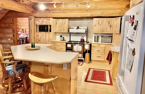 Parks Cabina | Custom Log Cabin in the Pines with all the Amenities & Views