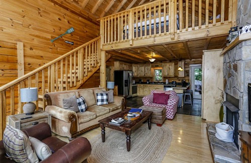 Lake Lure Cabina | Cabaña personalizada con vistas durante todo el año! ¡Bañera de hidromasaje y sala de juegos!