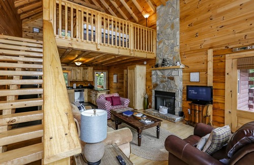 Lake Lure Cabina | Cabaña personalizada con vistas durante todo el año! ¡Bañera de hidromasaje y sala de juegos!