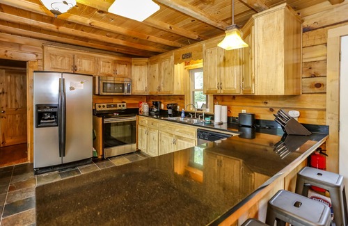 Lake Lure Cabina | Cabaña personalizada con vistas durante todo el año! ¡Bañera de hidromasaje y sala de juegos!
