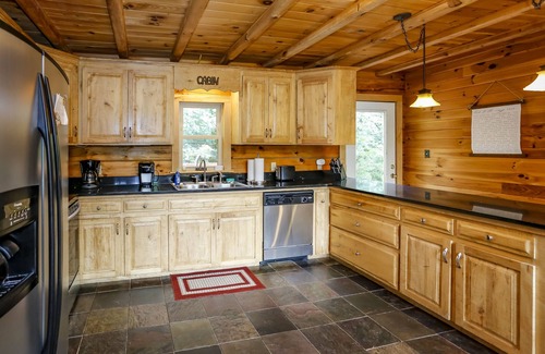 Lake Lure Cabina | Cabaña personalizada con vistas durante todo el año! ¡Bañera de hidromasaje y sala de juegos!