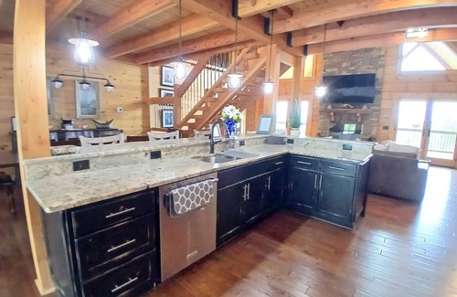 Wilson County Cabina | Custom log home on top of the world. Situated on 147 acres.
