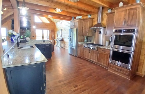 Wilson County Cabina | Custom log home on top of the world. Situated on 147 acres.