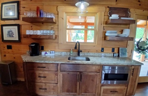 Wilson County Cabina | Custom log home on top of the world. Situated on 147 acres.