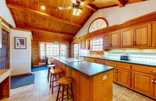 Easton Casa | Custom log home with wood stove, games, generous deck, & stunning mountain views