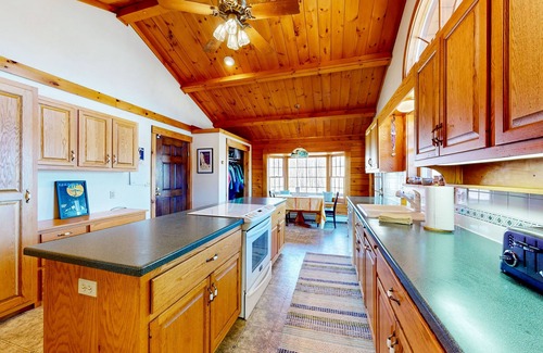 Easton Casa | Custom log home with wood stove, games, generous deck, & stunning mountain views