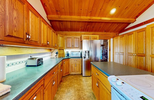 Easton Casa | Custom log home with wood stove, games, generous deck, & stunning mountain views