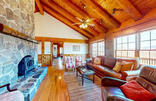 Easton Casa | Custom log home with wood stove, games, generous deck, & stunning mountain views
