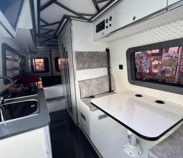 Hliðar Apartamento | Custom made Mercedes sprinter RV