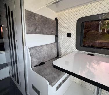 Hliðar Apartamento | Custom made Mercedes sprinter RV
