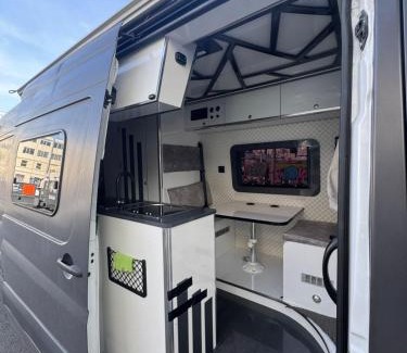 Hliðar Apartamento | Custom made Mercedes sprinter RV