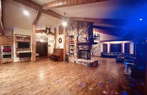 Big Bear City Casa | ❤️Custom Rustic Ranch in🐻Hot Tub🧖‍♀️Cold Tank🥶BBQ🍔Theatre📽Pool🎱Library📚Games🎯🏀♠️🎤Gym💪