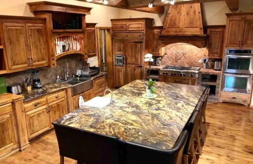 Big Bear City Casa | ❤️Custom Rustic Ranch in🐻Hot Tub🧖‍♀️Cold Tank🥶BBQ🍔Theatre📽Pool🎱Library📚Games🎯🏀♠️🎤Gym💪