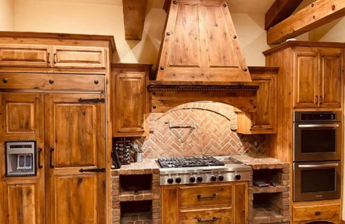 Big Bear City Casa | ❤️Custom Rustic Ranch in🐻Hot Tub🧖‍♀️Cold Tank🥶BBQ🍔Theatre📽Pool🎱Library📚Games🎯🏀♠️🎤Gym💪