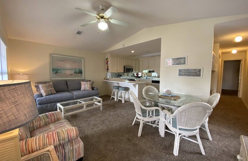Summer Breeze Condominio | Cute 1 Bedroom Condo 3 Min Walk to Beach Sleeps 5 with lots of Amenities!