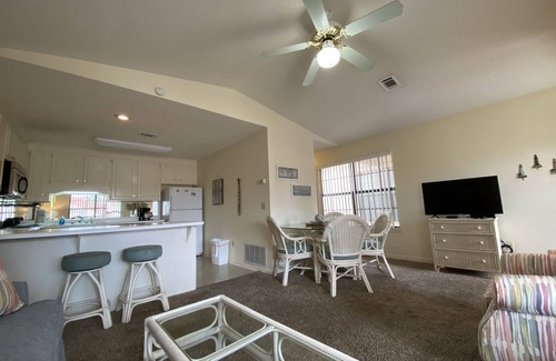 Summer Breeze Condominio | Cute 1 Bedroom Condo 3 Min Walk to Beach Sleeps 5 with lots of Amenities!