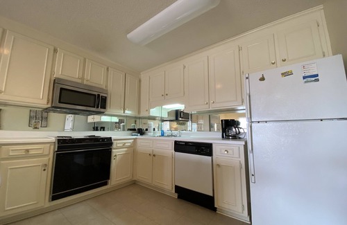 Summer Breeze Condominio | Cute 1 Bedroom Condo 3 Min Walk to Beach Sleeps 5 with lots of Amenities!