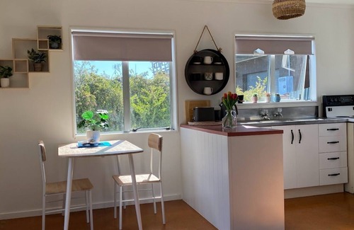 Foxton Beach Cabaña | Cute 1 bedroom cottage - a couples retreat