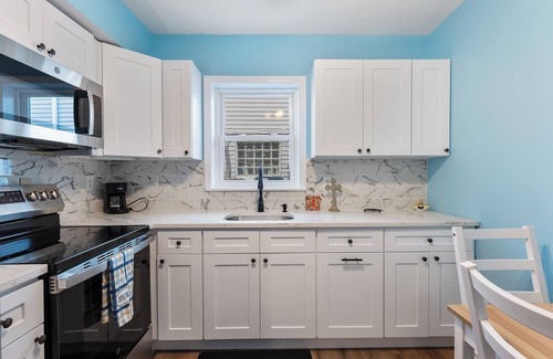 North Wildwood Condominio | Cute 2-bedroom condo remodel with pool in North Wildwood 2 Short Block to beach
