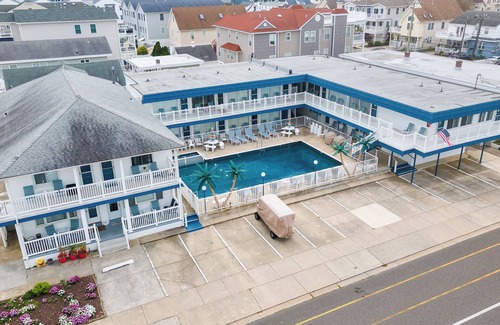 North Wildwood Condominio | Cute 2-bedroom condo remodel with pool in North Wildwood 2 Short Block to beach