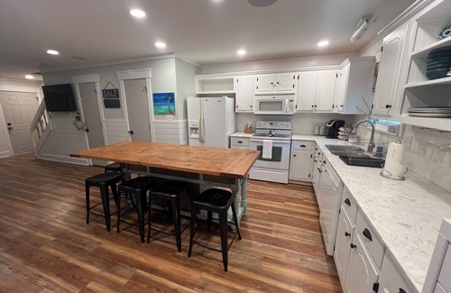 Emerald Isle Casa | Cute 2-bedroom home in Emerald Isle w/ free beach parking, golf cart included.